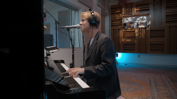 Tom Odell at Piano playling Prayer
